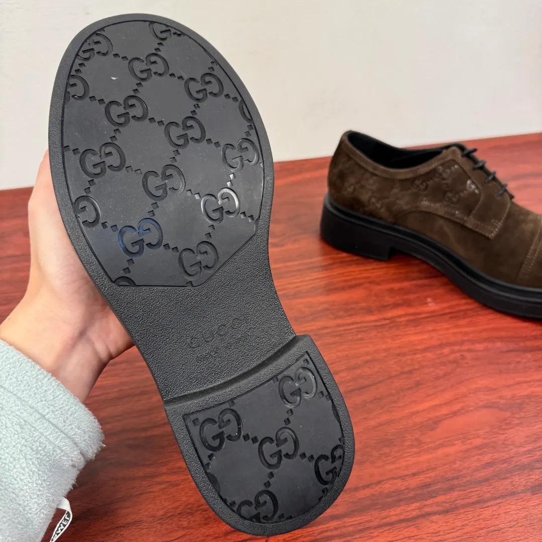 Batch 780 Gucci/Gucci new men's lace-up shoes with GG details, suede leather derby shoes! Rooted in the brand's heritage, these men's lace-up shoes are crafted from suede calfskin and embellished with GG-print embossed suede details in homage to Gucci's iconic monogram. The rubber sole decorated with GG pattern adds a touch of modern fashion to this design. Typical three-joint style design. European and American classic version, full calfskin lining. The overall upper texture is soft and the lining is comfortable and breathable. 2CM thickened soft rubber sole, easy to control. Versatile and stylish upper foot, multiple colors available to meet different matching needs, complete package! Size: 39-40-41-42-43-44 leather shoe size (can be customized to 38.45) Item number: 7826Z suede coffee color